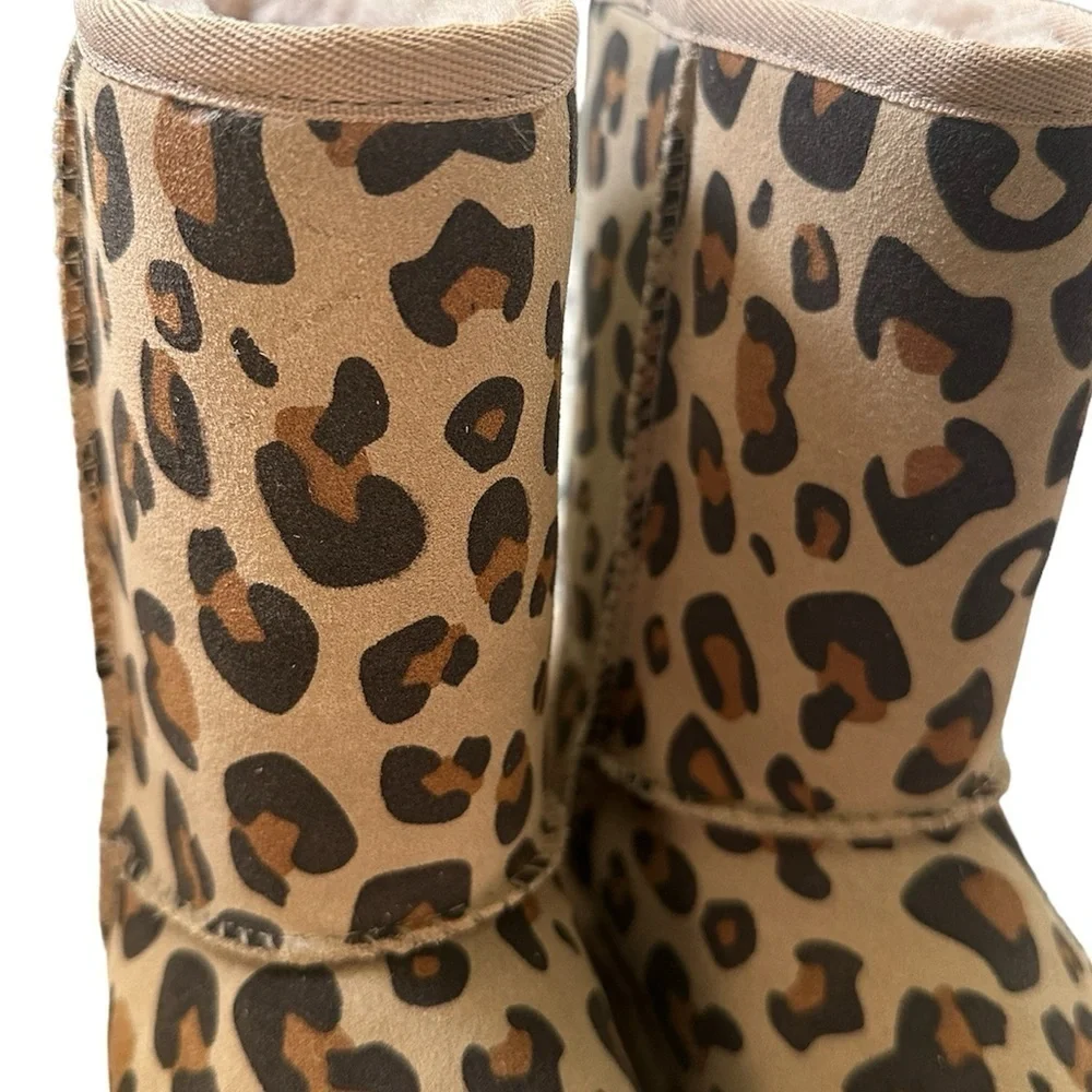 NWOB UGG Classic Short II Sheepskin Boot Leopard Print